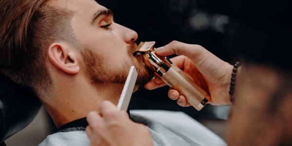 shaving-in-the-barbershop-EB3KWL3